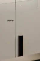 블랙 포인트가 돋보이는 미니멀 오피스 도어